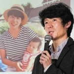 震災で亡くなった母と弟の写真を紹介しながら、当時について子どもたちに語る長谷川元気さん＝神戸新聞社（撮影・笠原次郎）