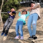 お気に入りの遊具で遊ぶ石橋佳澄さん（中央）と兄の潤さん（左）、姉の珠里さん＝明石市朝霧東町１、あさぎり山