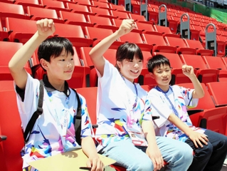 選手を応援する（左から）羽原大翔さん、大嶋奏美さん、木下幸紀さん＝ユニバー記念競技場
