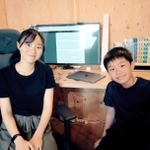 姉の和叶（左）さんは携帯電話の表示を英語にチェンジ。弟、貫真さん（右）も英語が大好き＝神戸市垂水区