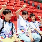 選手を応援する（左から）羽原大翔さん、大嶋奏美さん、木下幸紀さん＝ユニバー記念競技場