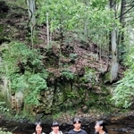 キャンプ場まで続く、ハイキング道。せせらぎの音が涼しげ