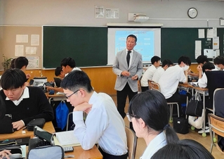 よく通る声で授業を引っ張る中本学教諭＝神戸市中央区脇浜町１、神戸市立科学技術高校