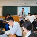 よく通る声で授業を引っ張る中本学教諭＝神戸市中央区脇浜町１、神戸市立科学技術高校