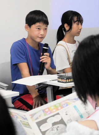 取材の楽しさを語る後藤響さん（左）＝京都市下京区、京都経済センター
