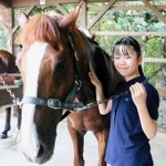 螢と松内愛莉さん＝明石市大久保町、明石乗馬協会