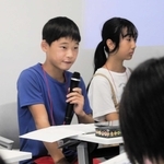 取材の楽しさを語る後藤響さん（左）＝京都市下京区、京都経済センター