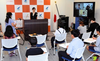 子ども記者の質問が相次ぐ会見の様子＝東京都千代田区、こども家庭庁（こども新聞サミット事務局提供）