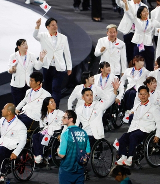開会式で入場行進する上地結衣（手前中央左）、小田凱人（同右）ら日本選手団＝８月２８日、パリ（共同）