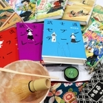 松田さんが心を寄せる「和」の小説やお香、小説、コミックなど＝神戸市灘区内
