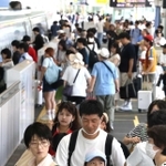帰省客らで混雑する新神戸駅のホーム＝８月１０日午前、神戸市中央区（撮影・笠原次郎）
