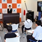 子ども記者の質問が相次ぐ会見の様子＝東京都千代田区、こども家庭庁（こども新聞サミット事務局提供）