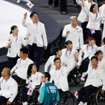 開会式で入場行進する上地結衣（手前中央左）、小田凱人（同右）ら日本選手団＝８月２８日、パリ（共同）