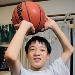 愛用のＴシャツを着てシュートの構えを見せる神谷駿さん＝神戸市西区