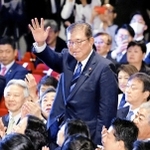 自民党の新総裁に選出された（Ａ）氏＝東京・永田町の自民党本部