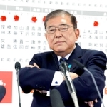 メディアのインタビューの合間に腕組みする（Ａ）党総裁の石破茂首相＝１０月２７日午後１１時１分、東京・永田町の党本部