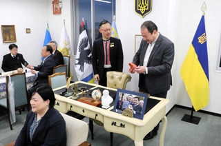 コルスンスキー駐日（Ａ）大使（右）に名誉領事館を案内する岡部芳彦教授（右から２人目）＝神戸市中央区港島１