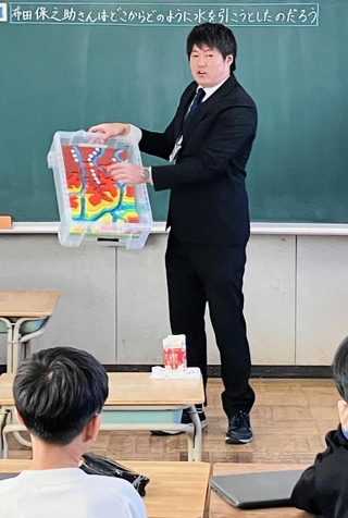 自作の立体模型を手に授業を進める明神祐生教諭＝高砂市米田町米田