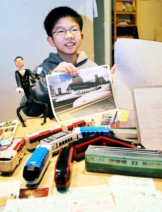 鉄道に乗ることの楽しさを語る佐々木陸珂さん＝神戸市東灘区