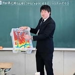 自作の立体模型を手に授業を進める明神祐生教諭＝高砂市米田町米田