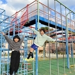 寒くてもへっちゃら。思いっきり体を動かしているとぽかぽか。前田遥香さん（左）と経免久留実さん＝神戸市西区学園西町５
