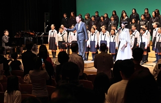 臼井真さんの指揮で会場も一体となって合唱して迎えたコンサートのフィナーレ＝神戸市中央区東川崎町１、神戸新聞松方ホール（撮影・長嶺麻子）