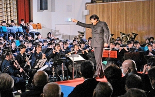 佐渡裕さんの指揮で迫力ある演奏を披露する吹奏楽部員ら＝１月１７日、神戸市立駒ケ林中学校（撮影・松本寿美子）