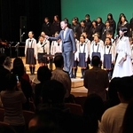 臼井真さんの指揮で会場も一体となって合唱して迎えたコンサートのフィナーレ＝神戸市中央区東川崎町１、神戸新聞松方ホール（撮影・長嶺麻子）