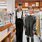 奥村佳歩さん（左）と高栁詩乃さんがお気に入りという児童書のコーナー＝加古川ウェルネスパーク図書館