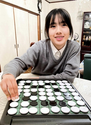オセロの楽しさを語る荻野絢花さん。山南中学校ではソフトテニス部に所属し、県大会への出場経験もあるという＝丹波市山南町