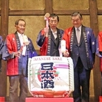 鏡開きで無形文化遺産登録を祝う酒造関係者ら＝伊丹市宮ノ前２、旧岡田家住宅