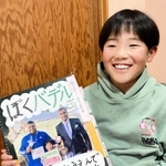 受賞した自由研究を手にパラ陸上の世界選手権を振り返る永添智之さん＝神戸市西区