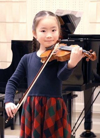 「第１８回べーテン音楽コンクール」の自由曲コース弦楽器部門小学１・２年生の部で第１位に輝いた唯岡あきら子さん＝尼崎市内