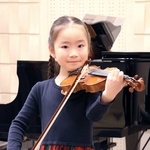 「第１８回べーテン音楽コンクール」の自由曲コース弦楽器部門小学１・２年生の部で第１位に輝いた唯岡あきら子さん＝尼崎市内