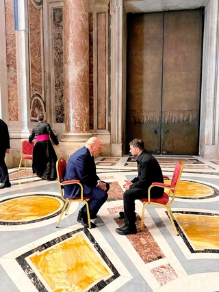 会談する（Ａ）米大統領（左）とウクライナの（Ｂ）大統領（ウクライナ大統領府提供・ＡＰ＝共同）
