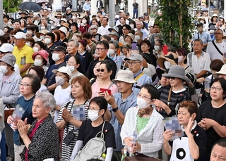立候補者の訴えを聞く人たち＝３日、神戸市西区（画像の一部を加工しています）