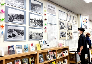 本や資料の並ぶ展示スペース。パネルは借用で、現在は返却中（１５日から再展示する）＝明石市明石公園、兵庫県立図書館