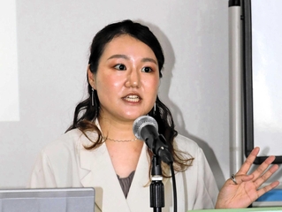 子どもたちに向けて震災の教訓を伝える米山未来さん＝２日、神戸市中央区東川崎町１