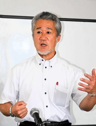 自身の体験を子どもたちに語る米山正幸さん＝２日、神戸市中央区東川崎町１
