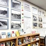 本や資料の並ぶ展示スペース。パネルは借用で、現在は返却中（１５日から再展示する）＝明石市明石公園、兵庫県立図書館