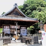 木々の緑を背にした拝殿を紹介する小林絃太さん＝神戸市兵庫区上祇園町、祇園神社