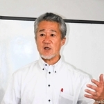 自身の体験を子どもたちに語る米山正幸さん＝２日、神戸市中央区東川崎町１