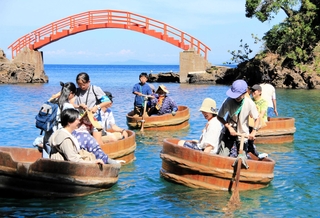 たらい舟を体験するこども記者たち＝新潟県佐渡市小木、矢島体験交流館
