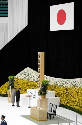 黙とうされる天皇、皇后両陛下＝８月１５日、日本武道館