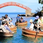 たらい舟を体験するこども記者たち＝新潟県佐渡市小木、矢島体験交流館