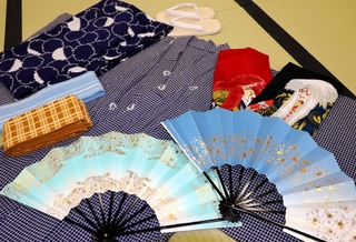 浴衣のほか、扇子や手ぬぐいなどの小道具もそろえた＝姫路市総社本町