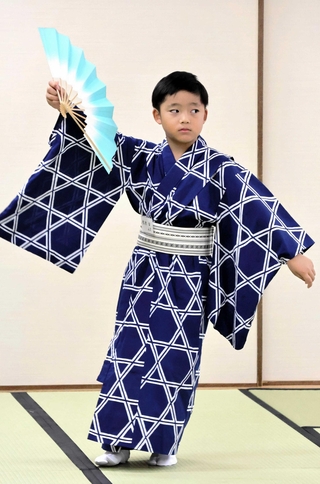 引き締まった表情で日本舞踊に取り組む作原宙さん＝姫路市総社本町