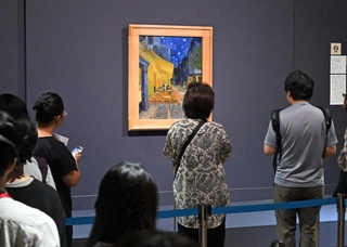 「夜のカフェテラス」を鑑賞する来館者＝神戸市中央区京町、神戸市立博物館（撮影・大田将之）