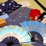 浴衣のほか、扇子や手ぬぐいなどの小道具もそろえた＝姫路市総社本町
