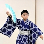 引き締まった表情で日本舞踊に取り組む作原宙さん＝姫路市総社本町